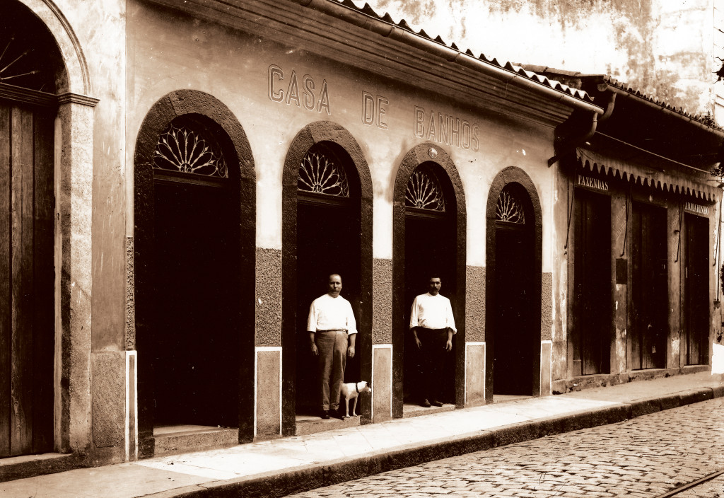 José Caballero (ao lado do cão), foi dono do segundo estabelecimento de banhos da cidade, onde ganhou muito dinheiro.
