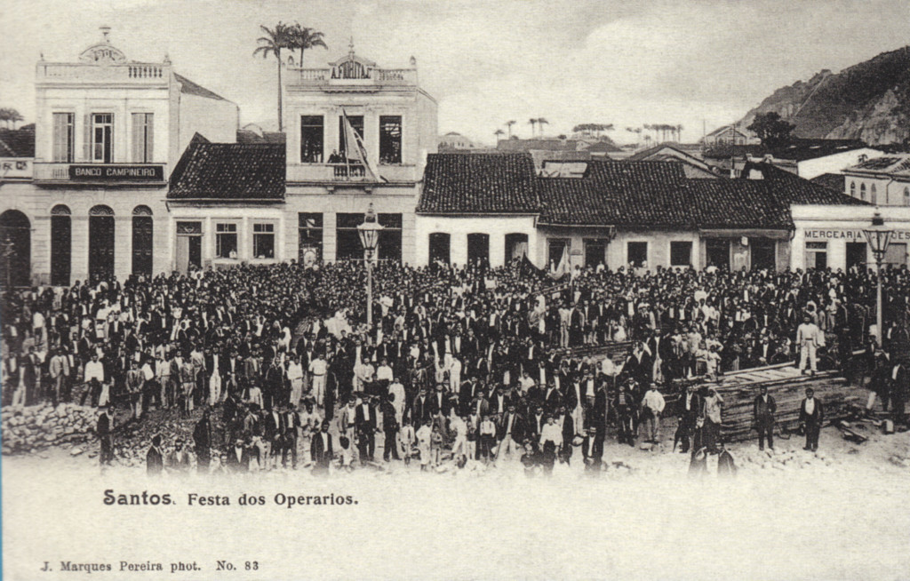 A imagem é de uma festa, mas poderia retratar muito bem as mobilizações operárias realizadas no final do Século XIX na agitada cidade portuária de Santos.