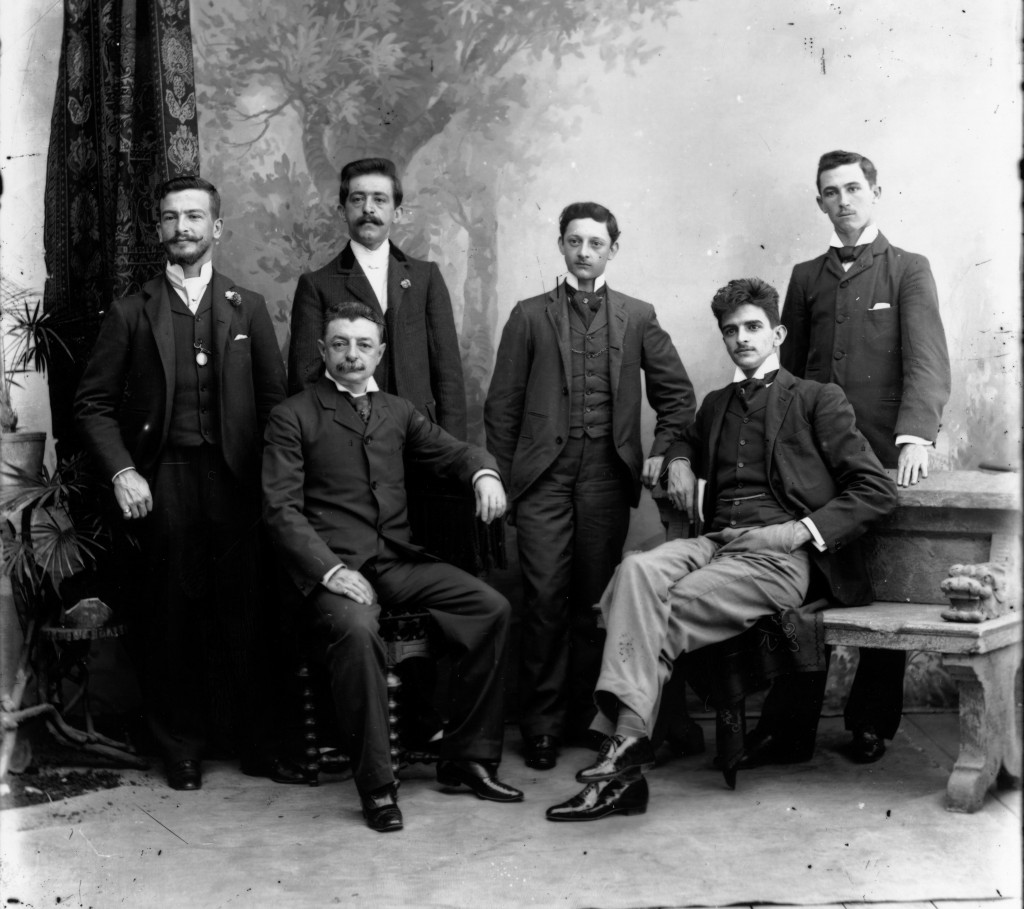 OS Alfayas. O comendador João Manoel Alfaya Rodrigues é o que está sentado à esquerda. Esta foto foi tirada por volta de 1900.