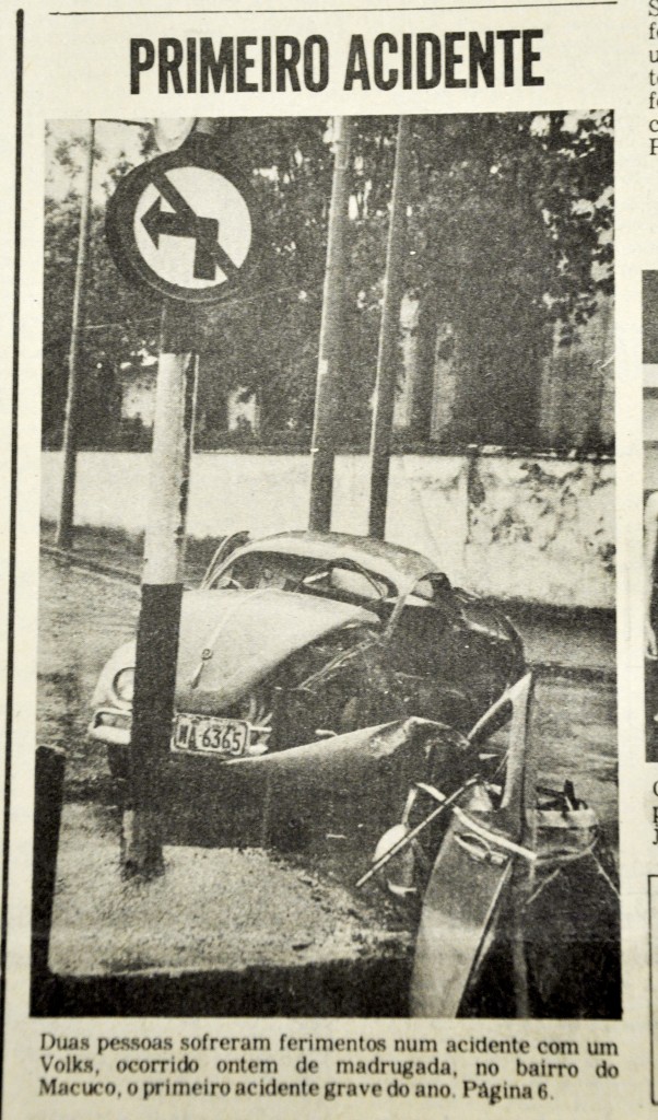 Manchete com a foto do primeiro acidente de carro de 1975.