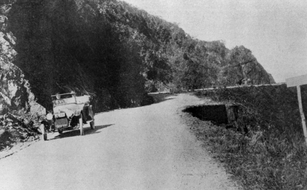 Imagem do Caminho do Mar bem no início das operações do consórcio, na década de 1910, ainda sem a pavimentação de concreto.