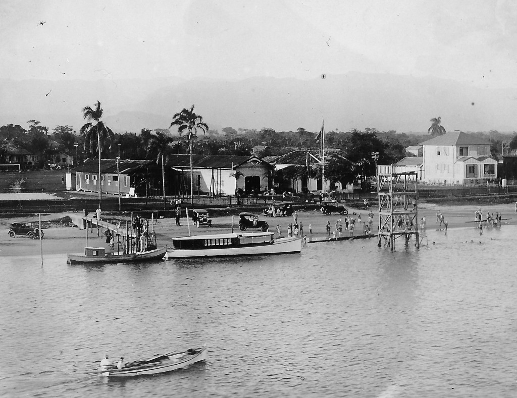 Imagem panorâmica da torre de saltos do Saldanha da Gama, na ainda bucólica paisagem da Ponta da Praia, no início dos anos 1930.