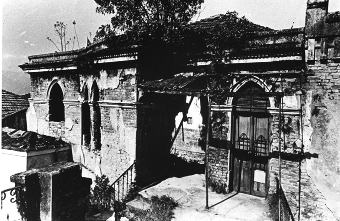 Casa Acastelada do Outeiro de Santa Catarina, em meados dos anos 1980, ja deteriorada e ocupada por cortiços.