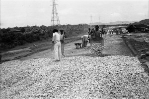 Operários durante a construção da primeira pista da Via Anchieta.