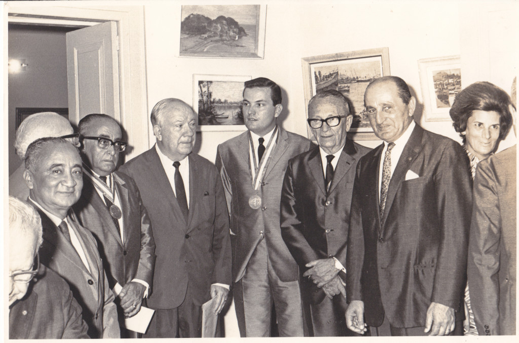 No centro da imagem, tirada em 1970, na ocasião da visita do então interventor de Santos, General Clóvis Bandeira Brasil, está o jovem Adelson Portella Fernandes, um dos grandes nomes do IHGS, presidente em duas oportunidades, quando foi preciso fazer uso de seu amor pela instituição, para salva-la da extinção.