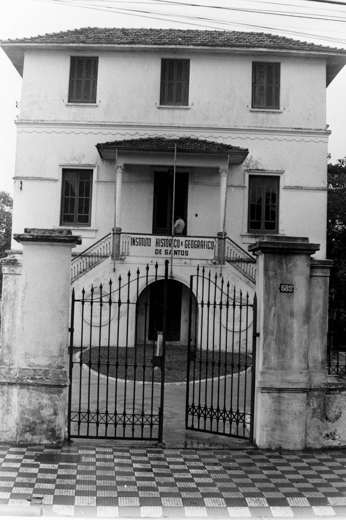 O casarão sede do Instituto Histórico e Geográfico de Santos, em foto tirada no ano de 1977. Edificação é a mais antiga de Santos fora do Centro Histórico, datada de 1886.