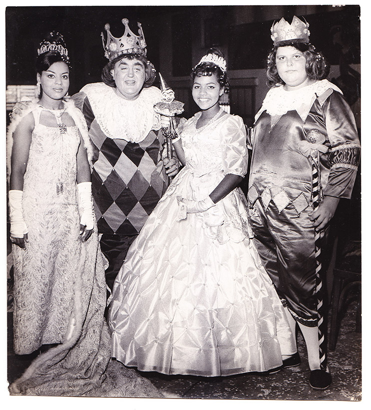 A Corte Mirim do Carnaval de 1967, ao lado da Corte Oficial, o Rei Momo Waldemar Esteves da Cunha e a Rainha Therezina Tadeu.