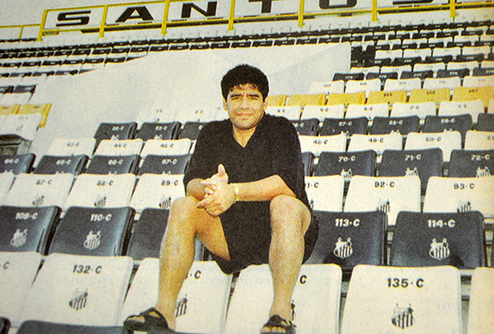 Maradona visitou a Vila Belmiro e ficou na vontade. Queria jogar com a 10 do grande rival, o Rei Pelé. Não rolou!