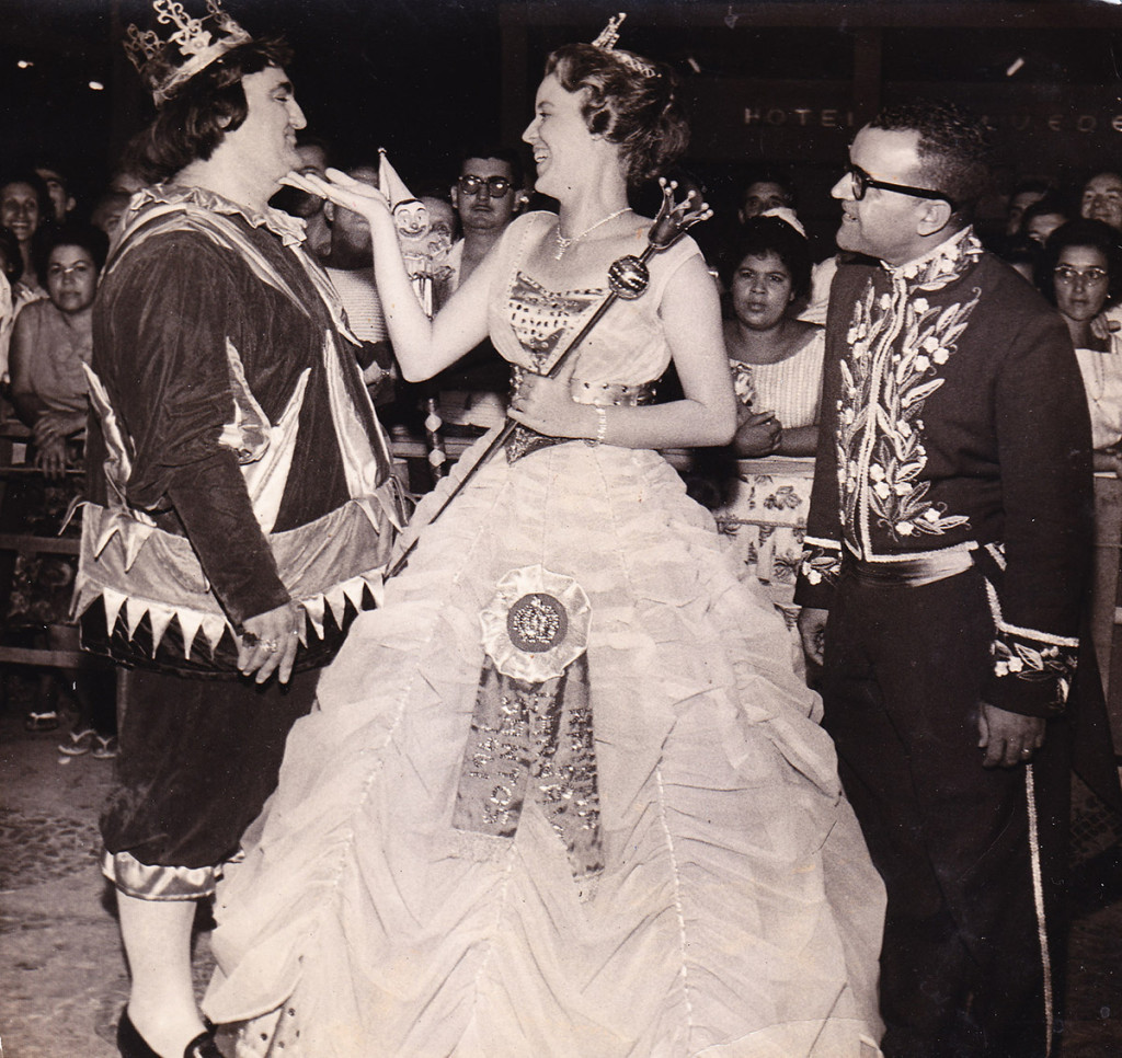 Descontração com a Corte de 1961: a Rainha Mause Prée e o Chanceler Bandeira Júnior. Clique na imagem para ver maior.