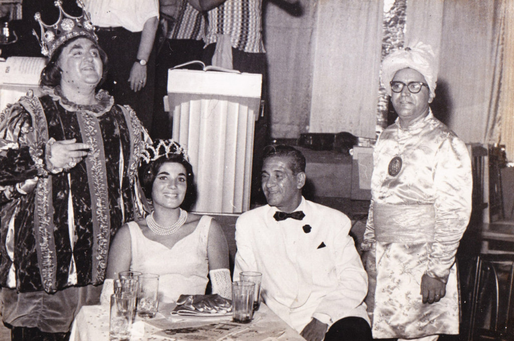 Corte Carnavalesca de 1963, no Baile Oficial, realizado no Sirio Libanês, ao lado do jornalista Olao Rodrigues (Lorde Diavolino). Bandeira Júnior é o chanceler (à direita).