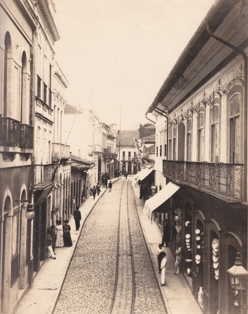 Rua XV, no trecho entre a Frei Gaspar e a Rua do Comércio. Imagem no início do Século XX, mostrando vários estabelecimentos comerciais.