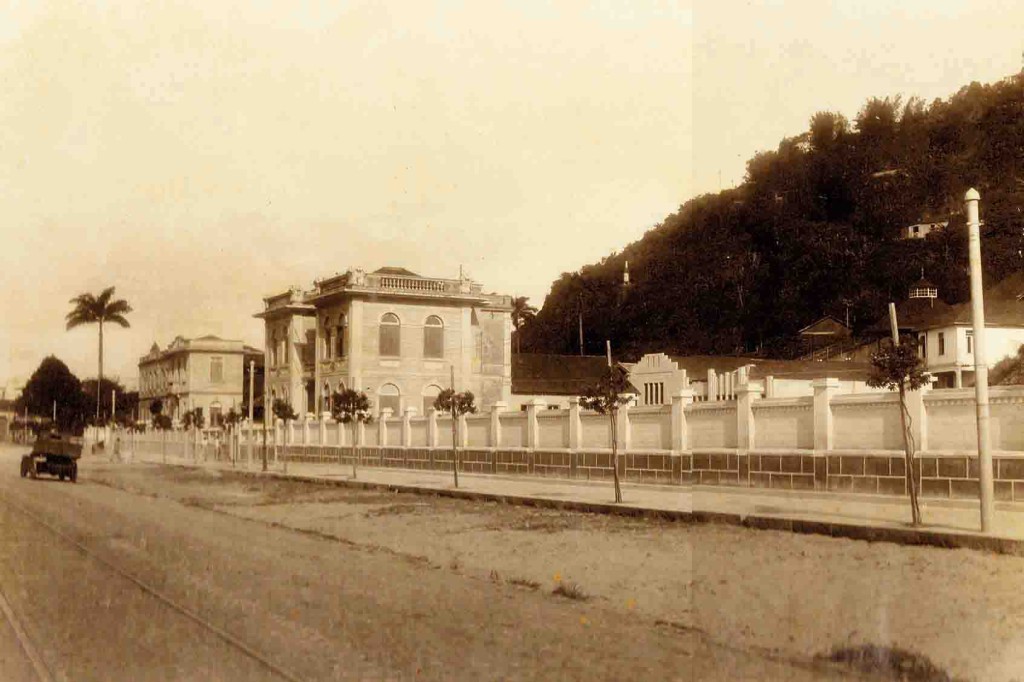 Aspecto da Rua São Francisco na década de 1920. Prédio da Repartição de Saneamento de Santos em destaque.