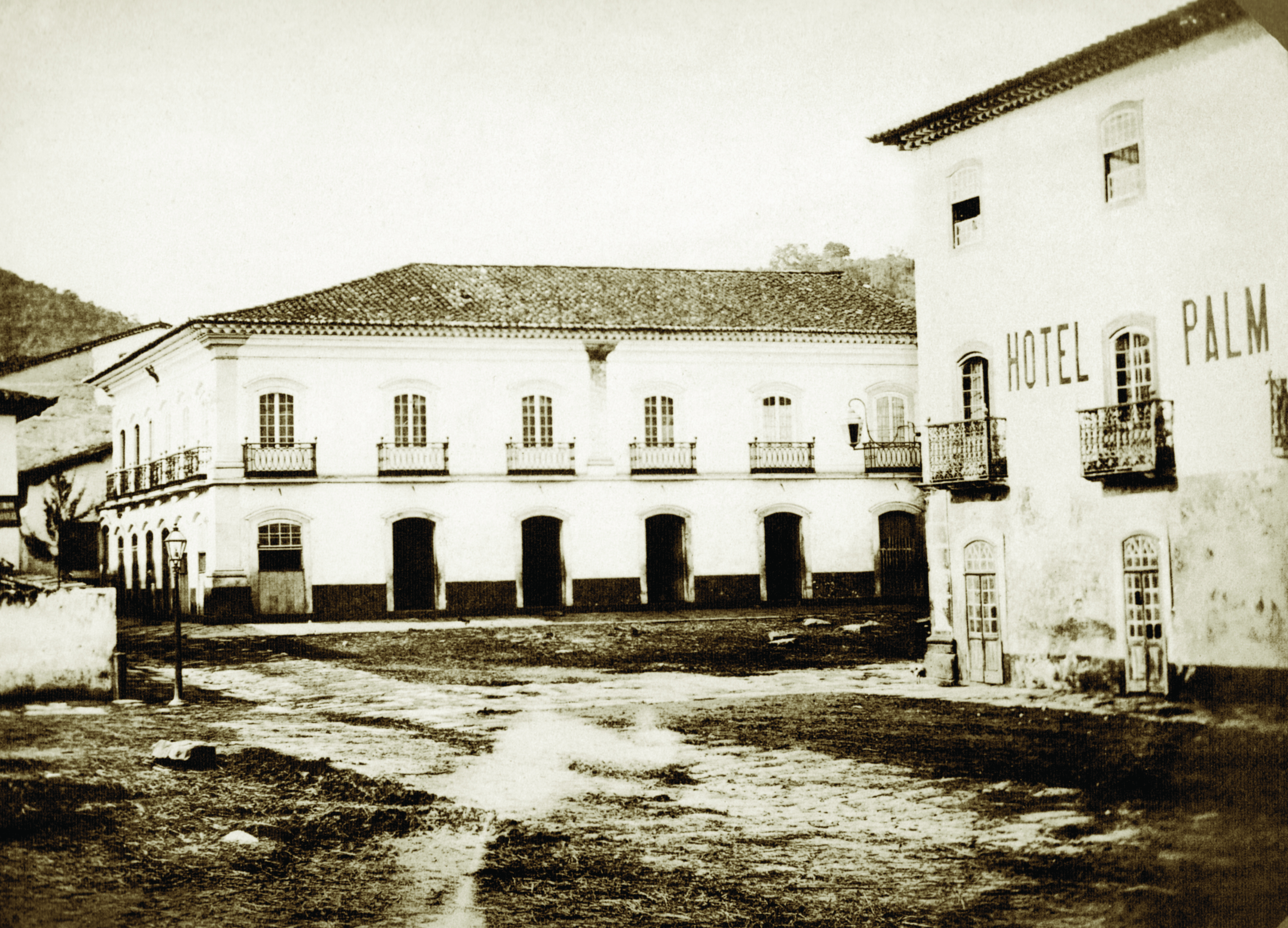 Hotel Palm, que hospedou o fotógrafo Militão, ficava na rua da Praia. Vê-se na imagem, ao fundo, a Casa Hard Hand, ainda existente em Santos nos dias atuais.