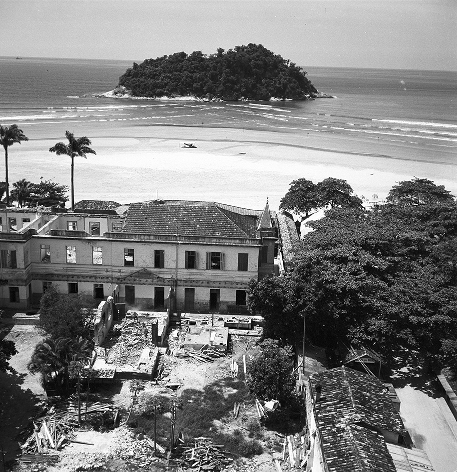 O início da demolição do Hotel Internacional, em 1956.