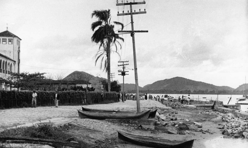 As canoas caiçaras faziam parte da paisagem da praia defronte aos clubes de regatas.