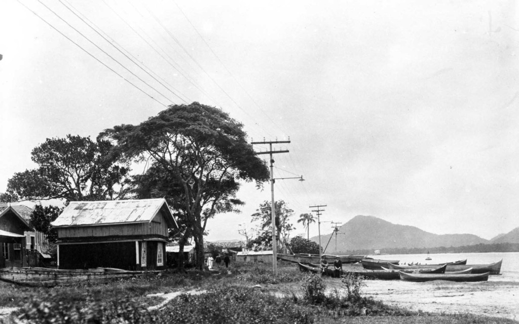Ponta da Praia na década de 1920. Outro progresso, a eletricidade, já faz parte da vida dos caiçaras locais.