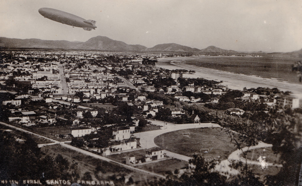 O Hindenburg sobrevoando a cidade de Santos. Na imagem vê-se no primeiro plano o terreno que abrigaria o futuro Orquidário Municipal, no José Menino.