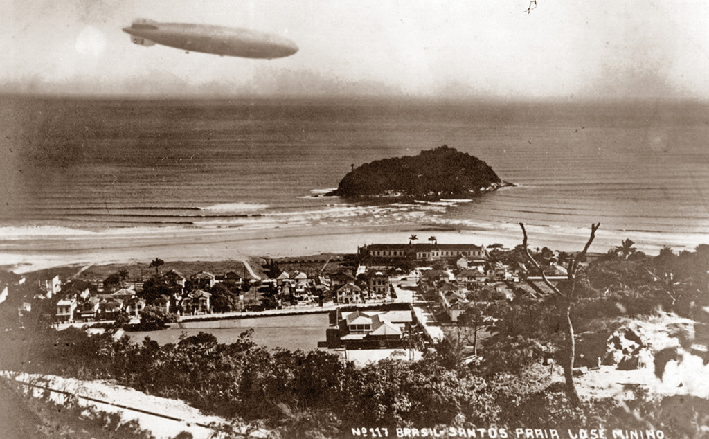 O Hindenburg sobrevoa o José Menino. Vê-se na imagem o Hotel Internacional e a Ilha Urubuqueçaba.
