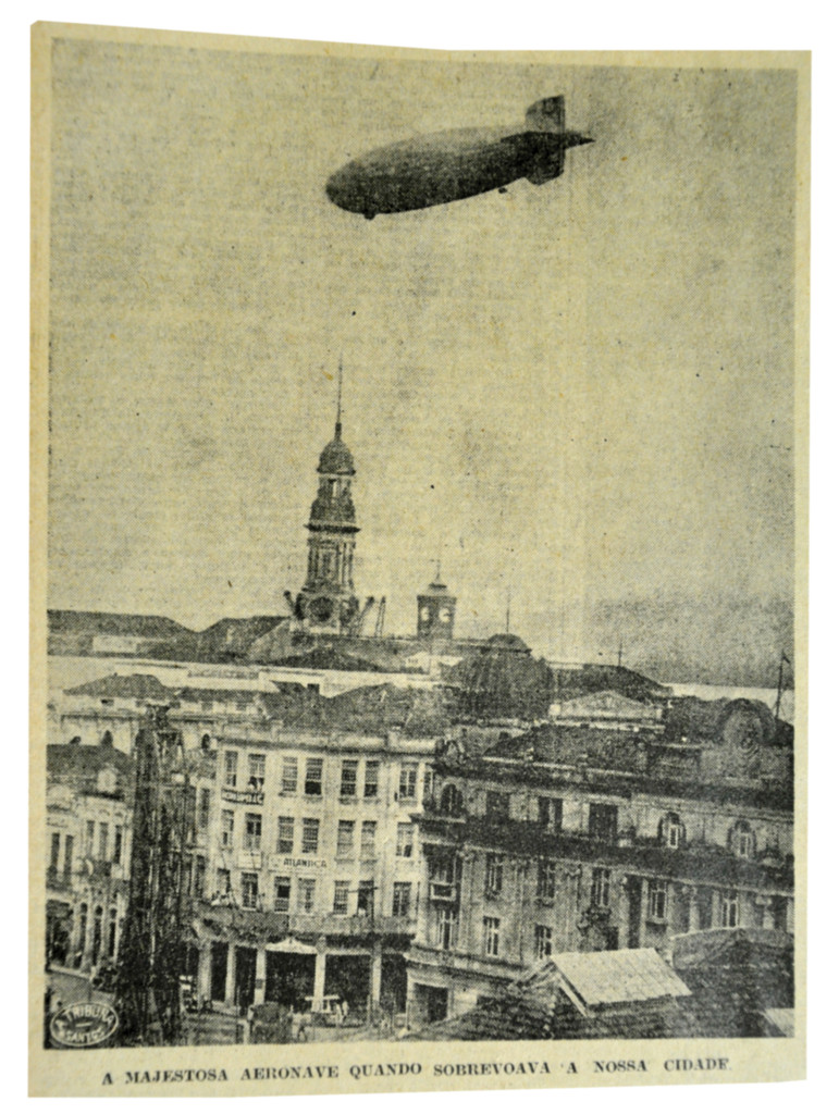 Foto da chama de capa do Jornal A Tribuna sobre a passagem do Hindenburg em Santos