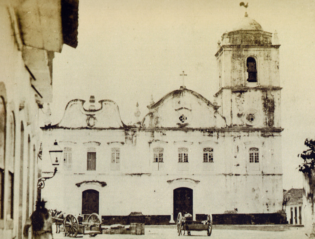 Antiga Igreja Matriz, que ficava no espaço hoje ocupado pelas praças da República e Antonio Telles. Demolida no início do século XX.
