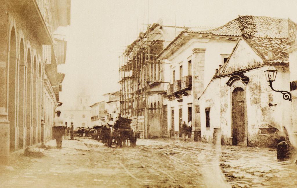 Rua Santo Antonio (atual Rua do Comércio). Nesta imagem se vê a extinta Capela da Graça (no canto direito) e as obras de construção da atual Casa da Frontaria Azulejada.