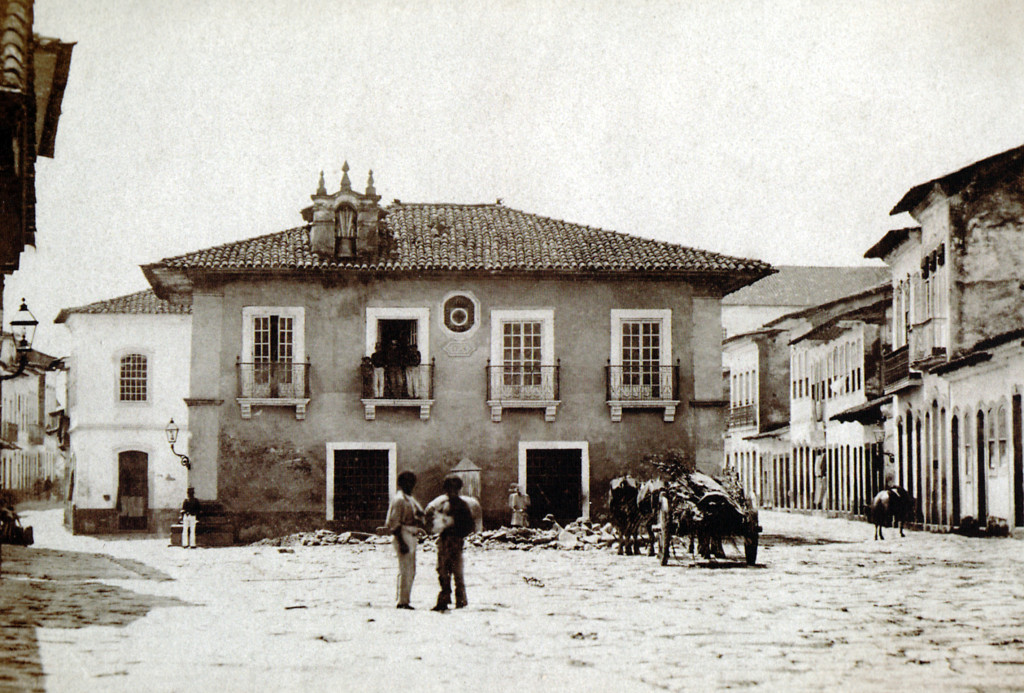Antiga Casa de Câmara e Cadeia, que ficava defronte ao Conjunto do Carmo. Foi demolida para dar lugar ao acesso à Praça da República.