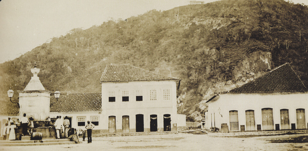 Largo do Chafariz, ou da Coroação (atual Praça Mauá). Nesta imagem se vê a primeira casa teatral da cidade, no canto direito.