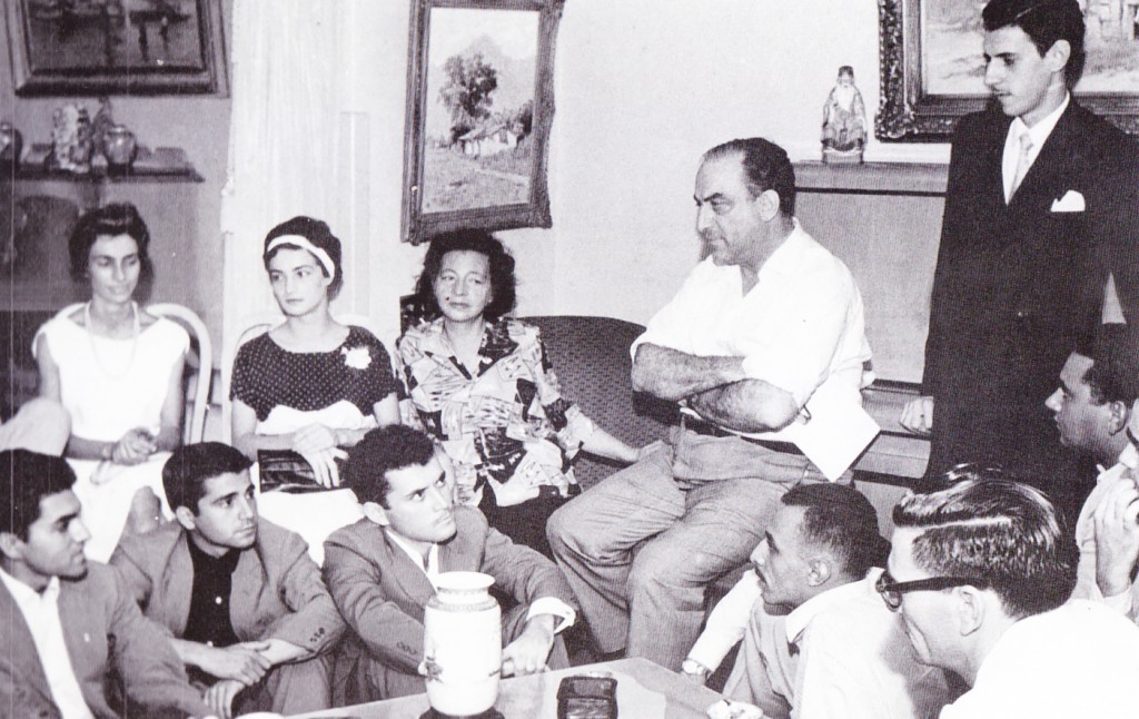 A famosa reunião para a criação do FESTA, em 1958. Na imagem, Paschoal Carlos Magno (sentado de braços cruzados, ao centro); Pagu, no sofá, com roupa florida; e os jovens militantes do teatro e cultura santista. 