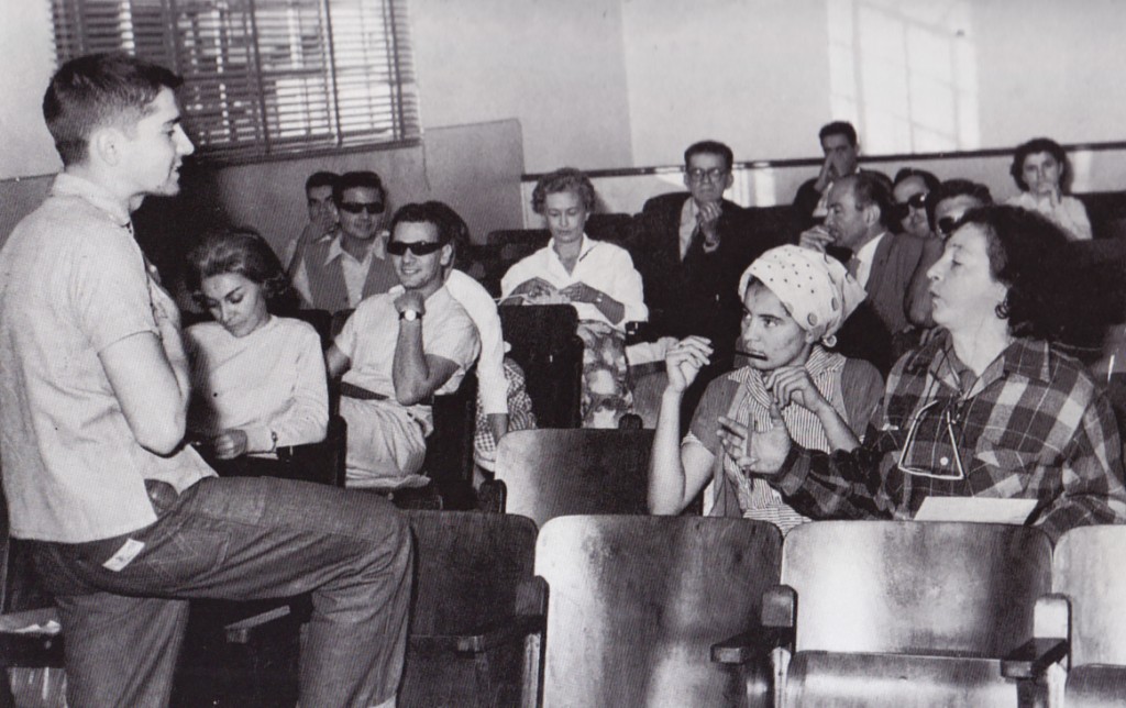 Plinio Marcos e Pagu (à direita) em mais uma reunião do movimento teatral de Santos, nas primeiras edições do FESTA.