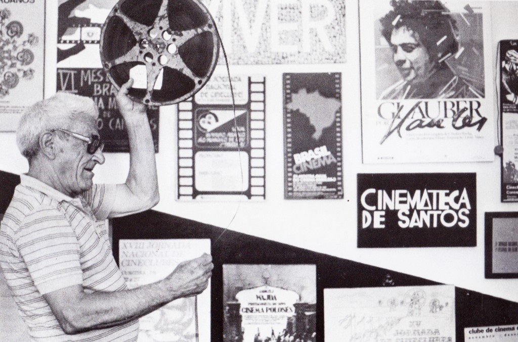 Maurice Lègeard na sua casa, a Cinemateca de Santos, em imagem dos anos 1990.