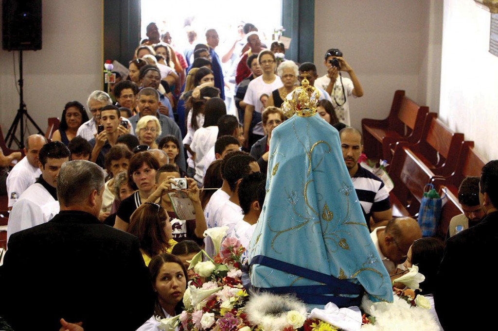 Os devotos consagram a Virgem de Monte Serrat