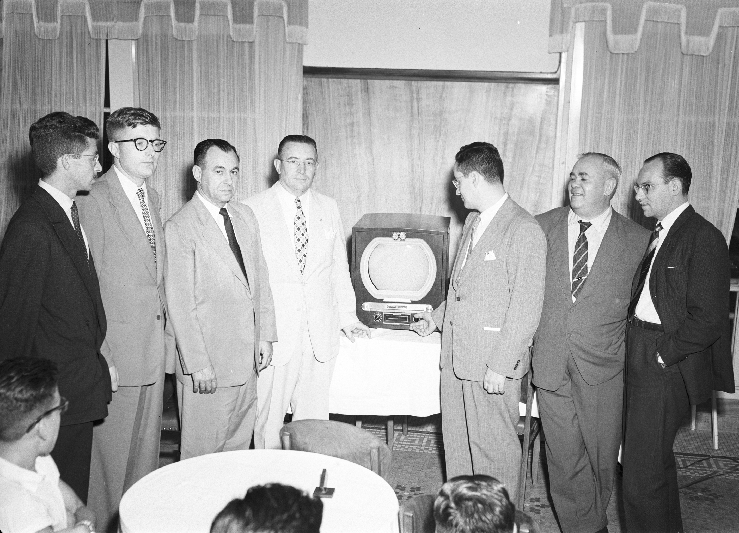 Primeiros aparelhos de TV (este da marca General Elétric) chegam a Santos. Apresentação foi feita na Prefeitura.