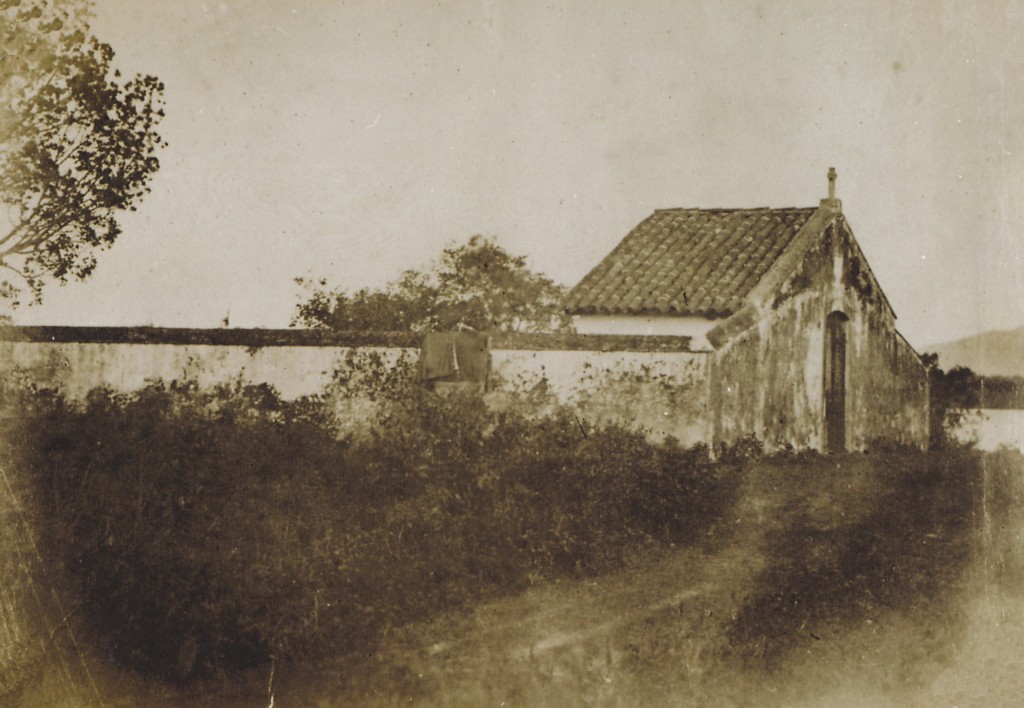 Como pode se ver nesta imagem feita por Militão Augusto de Azevedo, em 1865, o Cemitério dos Ingleses ficava na beira do canal do Estuário, nos extremos do Paquetá.