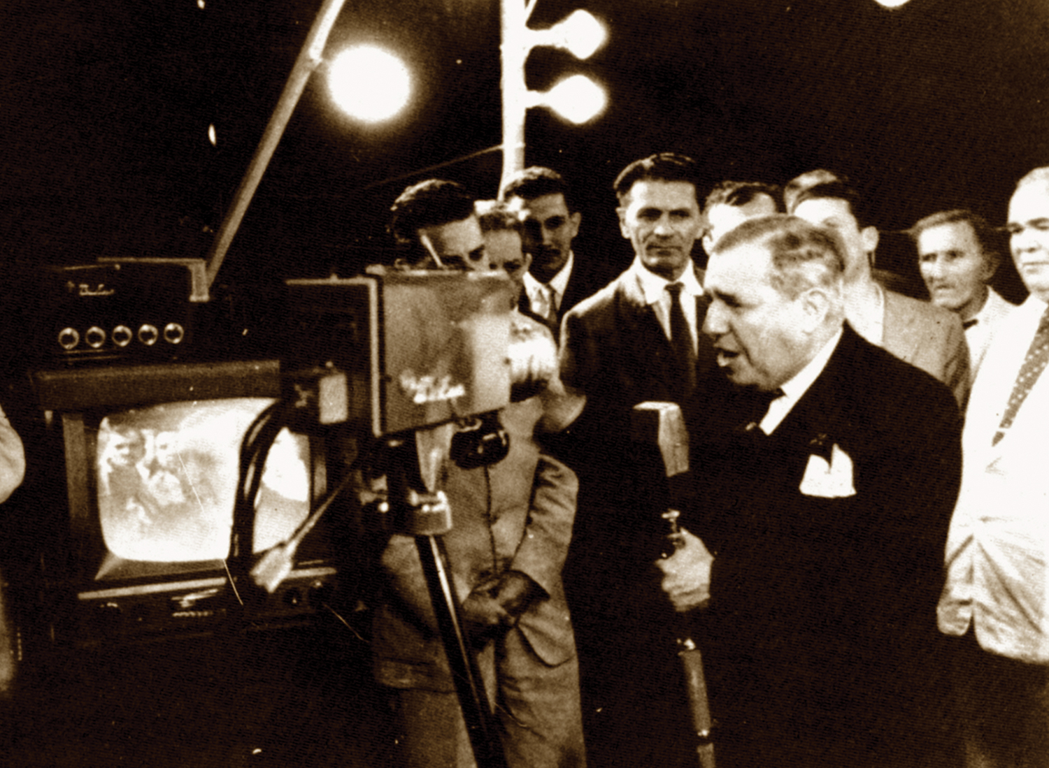 Assis Chateaubriand inaugura a TV Tupi, dando início à Era da Televisão no Brasil.