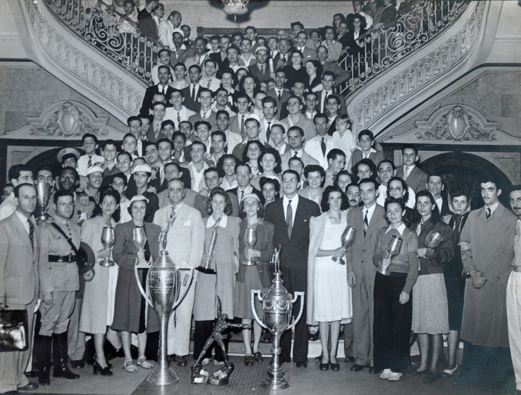 Delegação de 1941. Nota-se, em primeiro plano, o troféu Ademar de Barros, que foi ganho em 1940.
