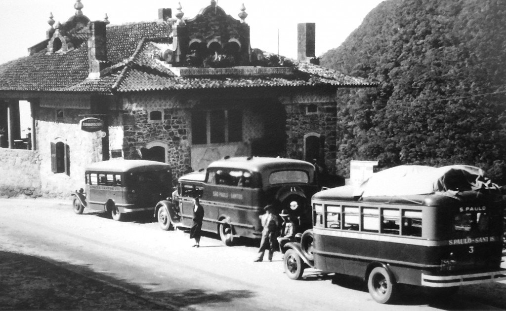 Em 1922, o Caminho do Mar ganhou algumas edificações, como o Pouso Paranapiacaba, onde as linhas de ônibus que faziam o trajeto entre São Paulo e Santos promoviam suas paradas.