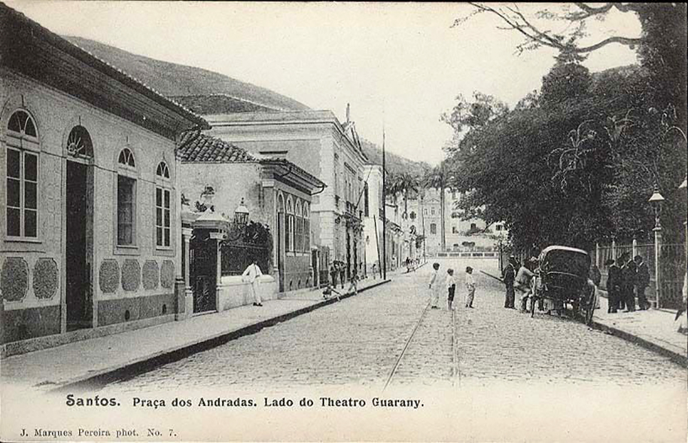 O Teatro Guarany (ao fundo) 