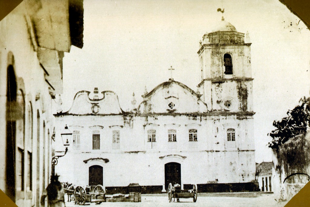 A Matriz em 1865, na sua foto mais antiga, de autoria de Militão Augusto de Azevedo.