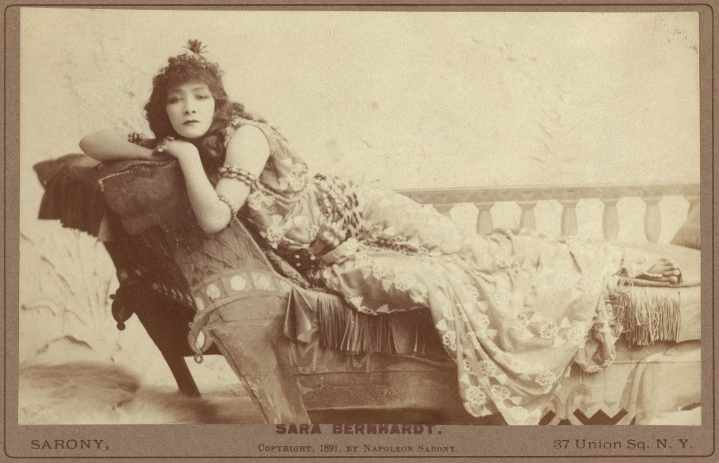 Sara Bernhardt, em foto postal de 1891