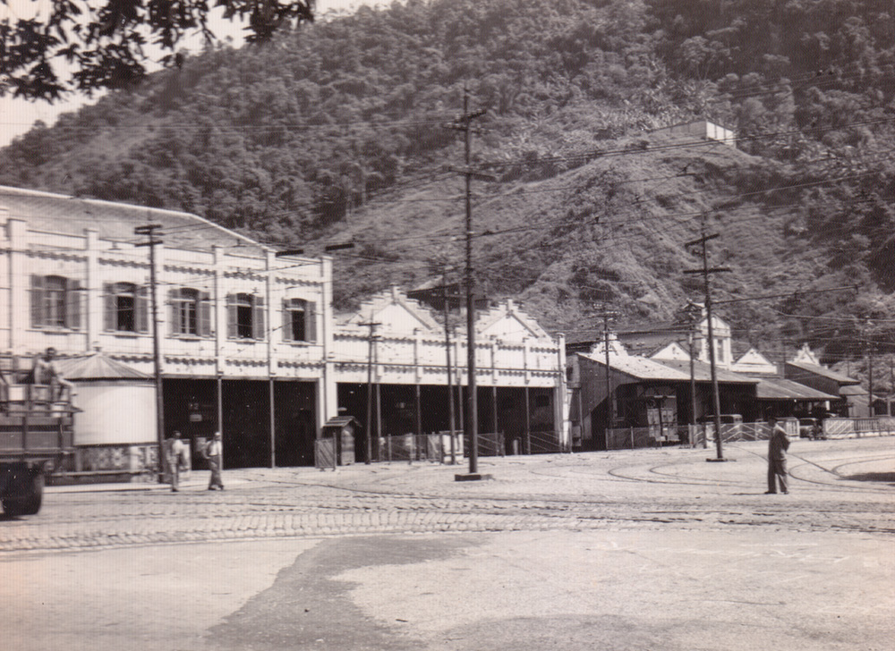 Casa de carros, escritórios e oficinas da Vila Mathias - Fachada para a Praça Narciso de Andrade.