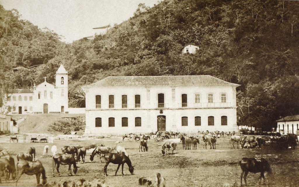A mais antiga foto da Cadeia Velha, de 1865, quando o espaço era utilizado como apoio às tropas que lutavam na Guerra do Paraguai. Note os cavalos pastando em frente. Pertenciam aos soldados.