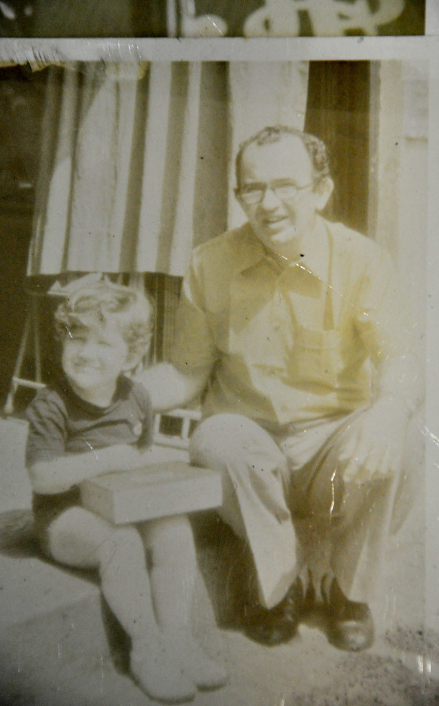 Fernando Menezes Barbosa, com o filho Ricardo. Nas mãos do menino, uma das famosas caixinhas de autorama, onde havia carrinhos, controles e ferramentas para consertos.