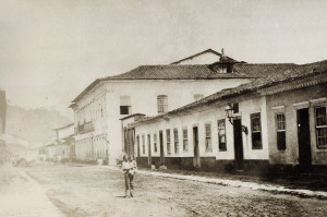O casarão nas lentes de Militão, em foto tirada no ano de 1865. O prédio é o mais alto, quando ainda não havia a rua Senador Feijó.