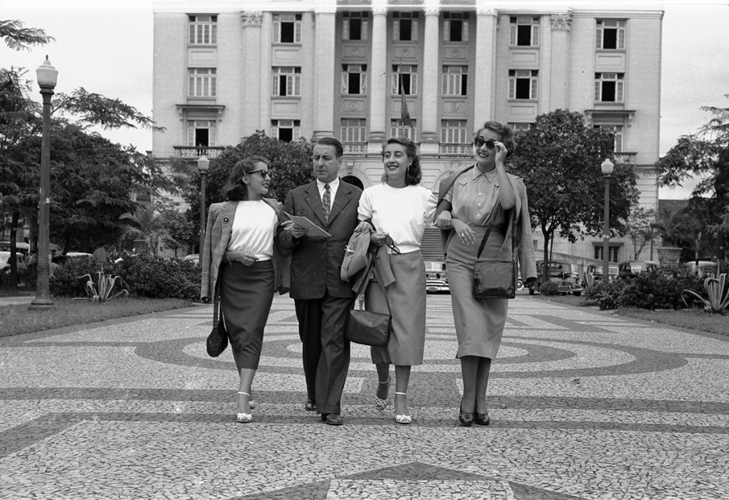 José Meireles, o pai onipresente, passeia com as filhas na Praça Mauá, em Santos, algumas horas antes do sensacional espetáculo oferecido no Coliseu.