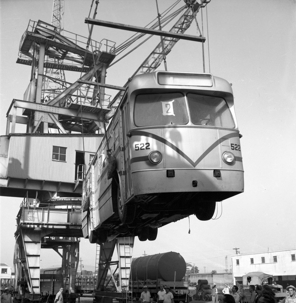 Desembarque dos cinco primeiros exemplares de trólebus para compor o sistema de transporte de passageiros na cidade de Santos.