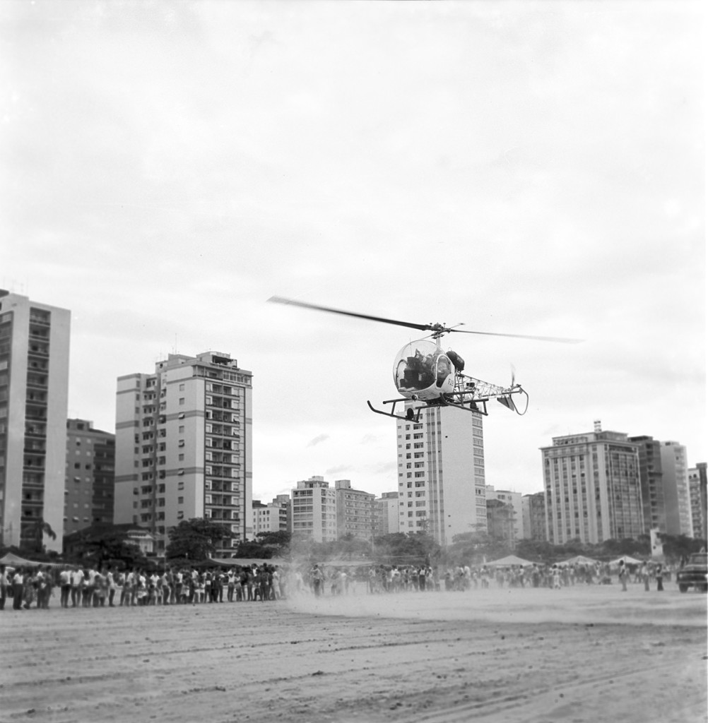 Centenas de pessoas aguardavam a chegada do Papai Noel em Santos (1961).