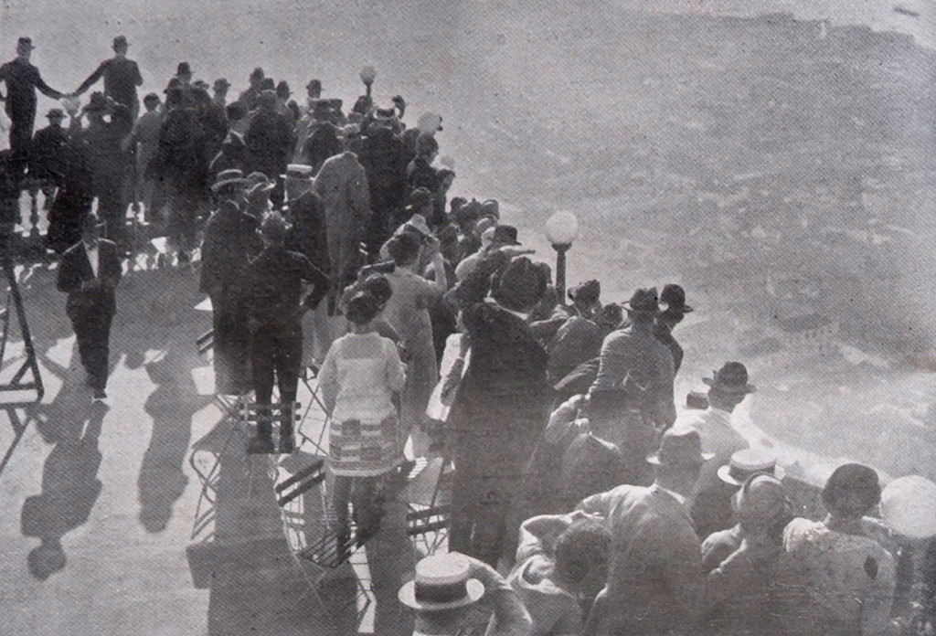 A população santista, no Monte Serrat, aguardando a passagem do Jahú.
