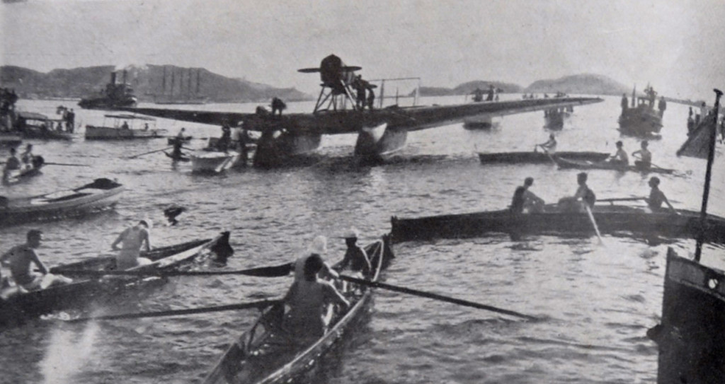 O Jahu, logo após amerissar ao largo do porto de Santos. Remadores dos clubes náuticos da cidade recepcionam os heróis brasileiros.