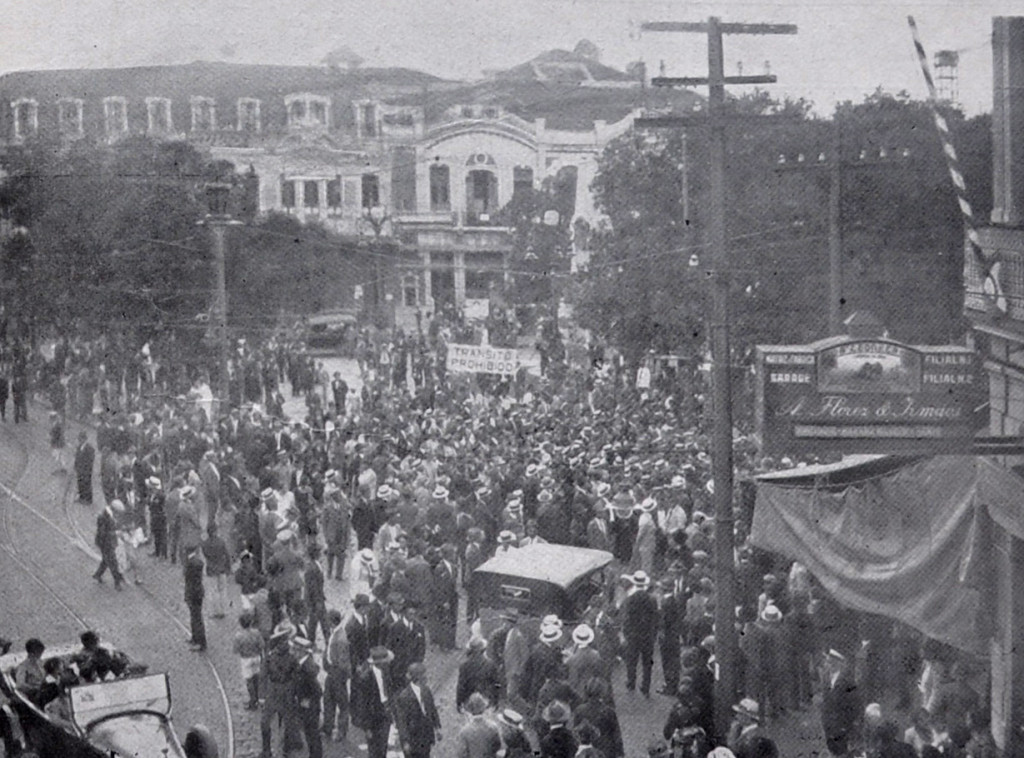 O cortejo festivo com os tripulantes do Jahú passando pela Praça Ruy Barbosa, em frente ao Empório Rio Grandense.