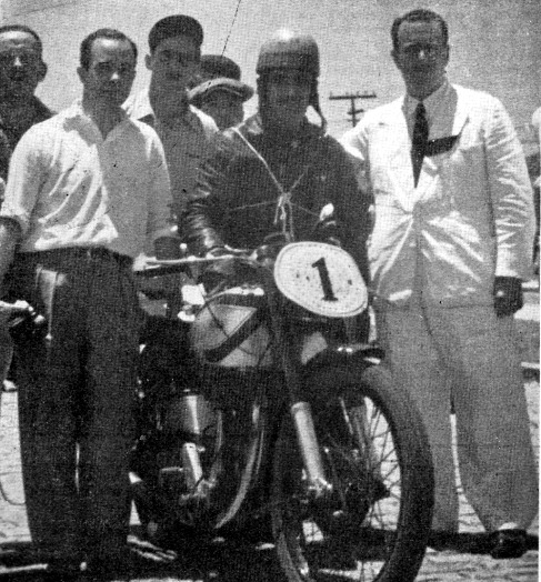 Luiz Bezzi, ladeado pelo Prefeito de Santos, Sr. Rubens Ferreira Martins e Eloy Gogliano, Diretor da revista “Motociclismo”, à esquerda, momentos antes da partida